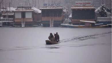 Photo of कश्मीर में ठंड ‘प्रचंड’ जम गई डल झील, उत्तराखंड में हिमपात