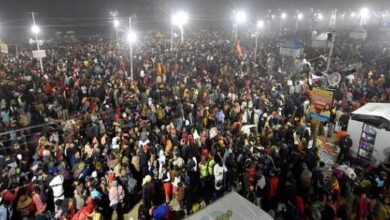 Photo of महाकुंभ: तड़के ही उमड़ा 80 लाख श्रद्धालुओं का रेला, बैरिकेडिंग तोड़ पहुंच गए संगम