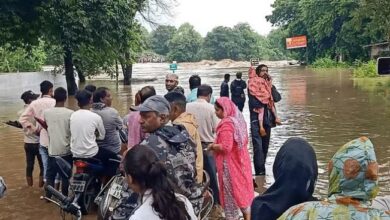 Photo of शहडोल में 10 घंटे से बारिश का दौर जारी, घरों में घुसा पानी, पुल से सात फीट ऊपर बह रही मुड़ना नदी