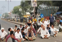 Photo of हरियाणा: डीएपी खाद नहीं आने पर हिसार में धरने पर बैठे किसान, सड़क जाम कर जता रहे विरोध