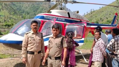 Photo of Tehri: हेलिकॉप्टर की खेतों में इमरजेंसी लैंडिंग, हाईटेंशन विद्युत लाइन के संपर्क में आया
